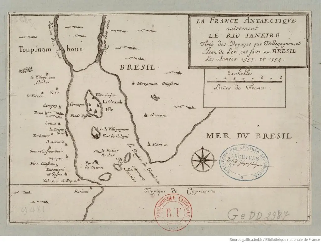 Mapa antigo em preto e branco mostrando La France Antarctique e Le Rio Janeiro, com destaque para o Fort de Coligny e o Tropique de Capricorne.