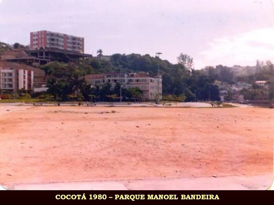 Parque Manoel Bandeira em 1980, edifícios vermelhos e brancos, colina verde, céu claro.