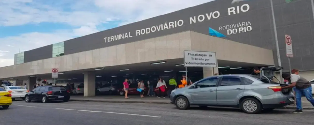 Terminal Rodoviário Novo Rio com atividades de passageiros e fiscalização de trânsito.