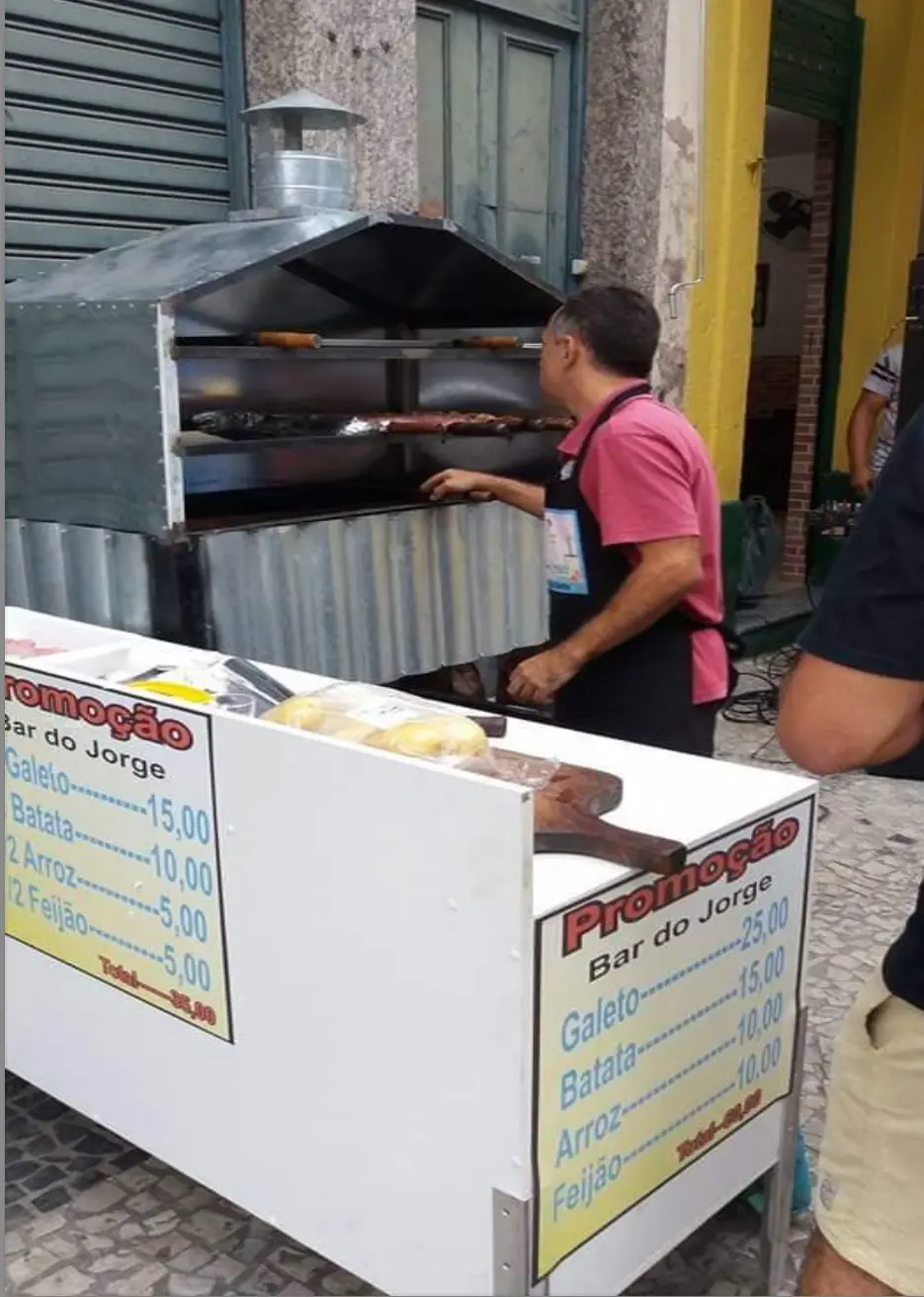 Bar de comidas com carrinho de vendas e churrasqueira.
