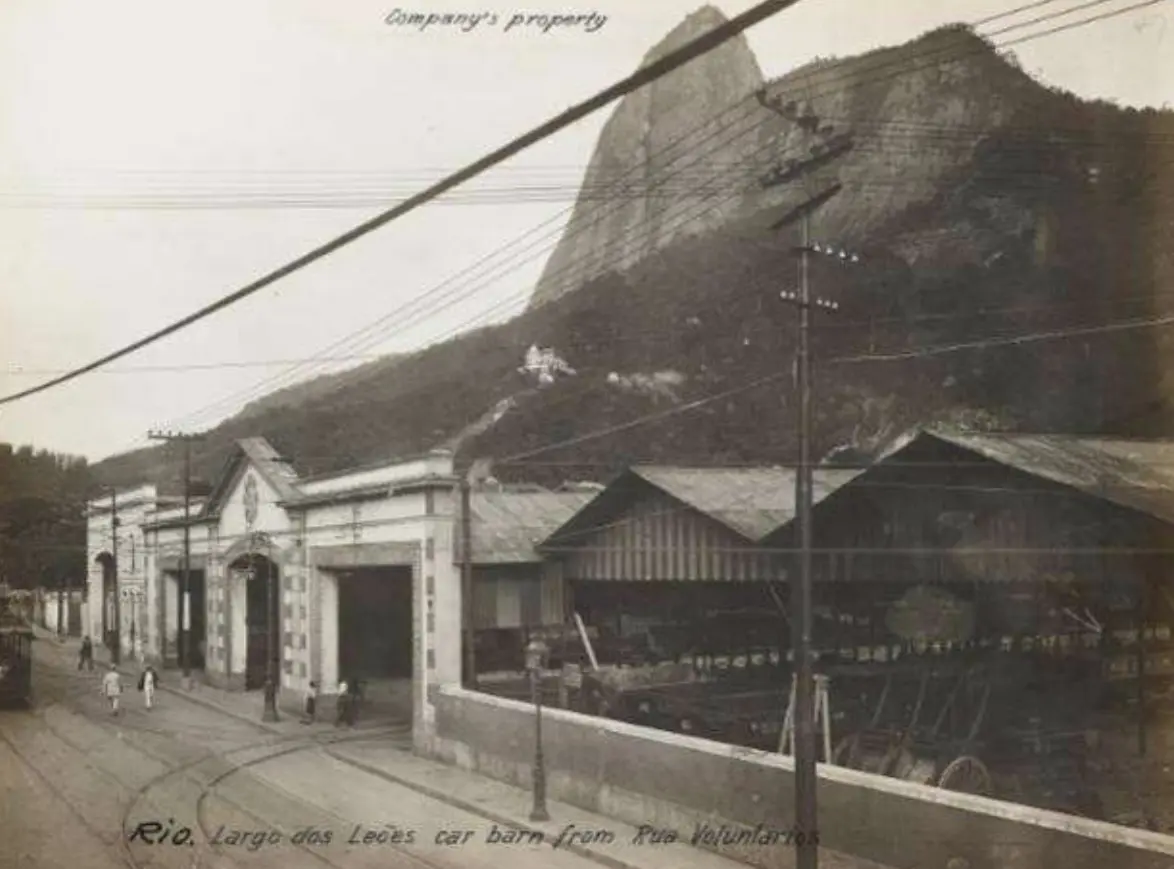 Uma rua antiga com construções antigas e montanha ao fundo.
