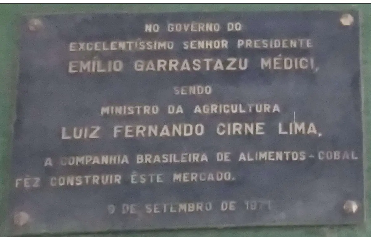 Placa com informações sobre construção de mercado pela COBAL em 1977.