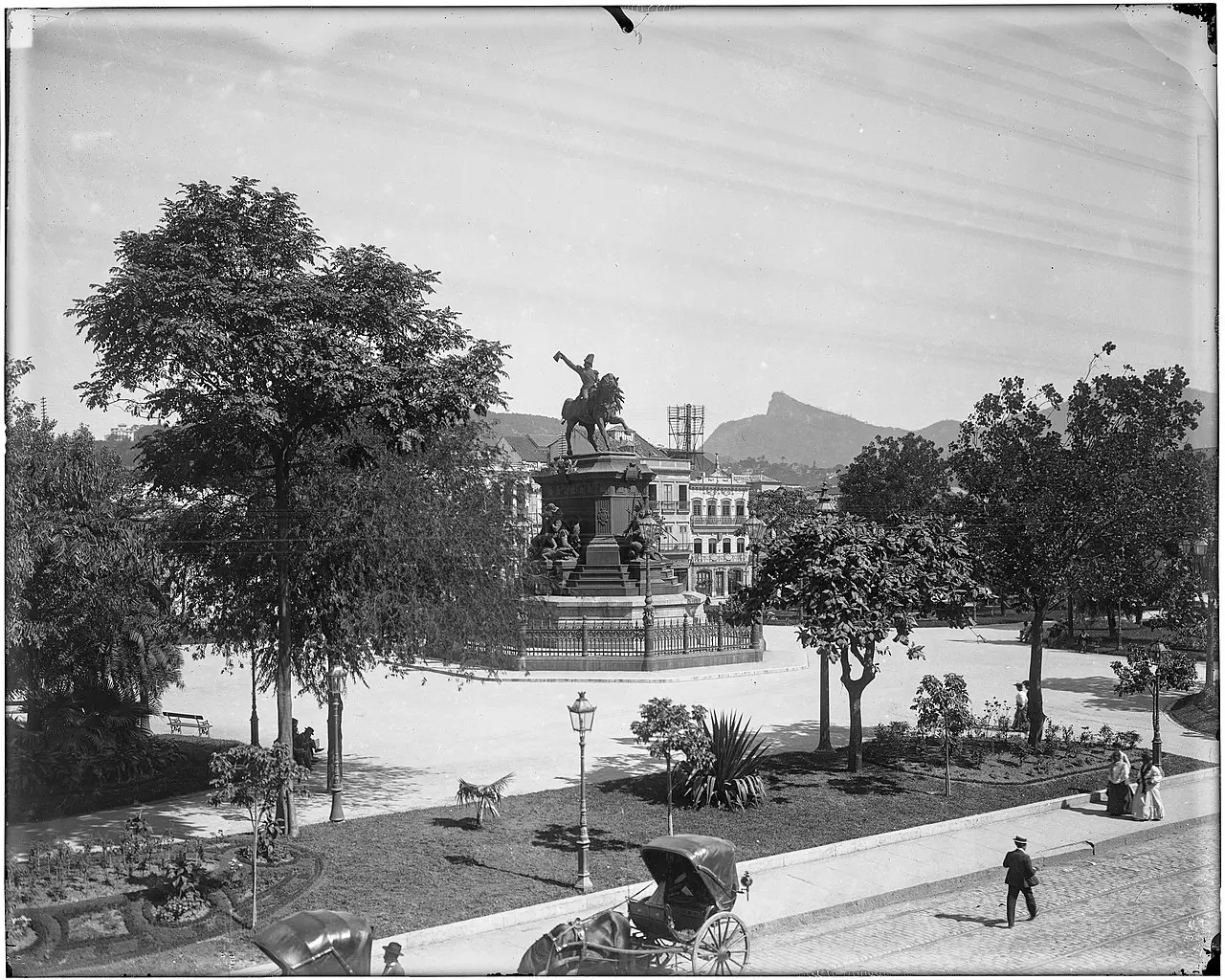 Estátua de D. Pedro I em praça antiga, preto e branco.