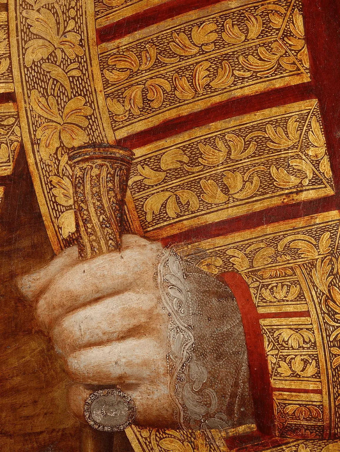 Detalhe do castão e anel de D. Luís de Vasconcelos. Realmente, o castão de sua bengala é um primor. As ramagens delicadas parecem talhadas em ouro e incrustadas com pedras preciosas.