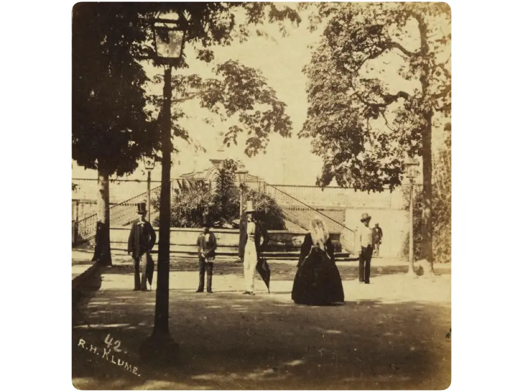 Grupo de elegantes no Passeio Público, fotografia de Revert Henrique Klumb, c. 1860, Biblioteca Nacional. Clique na imagem e acesse a fotografia em alta resolução na Brasiliana Fotográfica e se divirta com os detalhes da elegância desse grupo no Passeio Público.