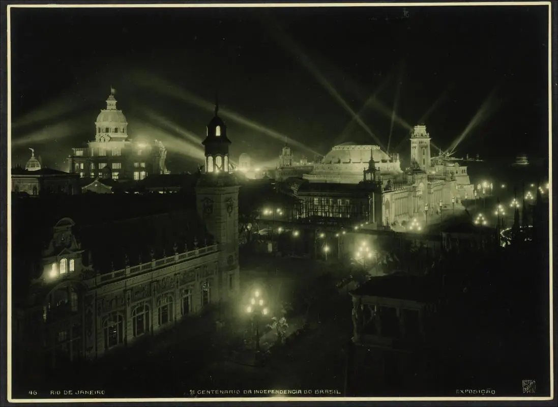 Visão noturna da exposição comemorariva do centenário da independência do Brasil, Rio de Janeiro, Photo Bippus, 1922, Biblioteca Nacional