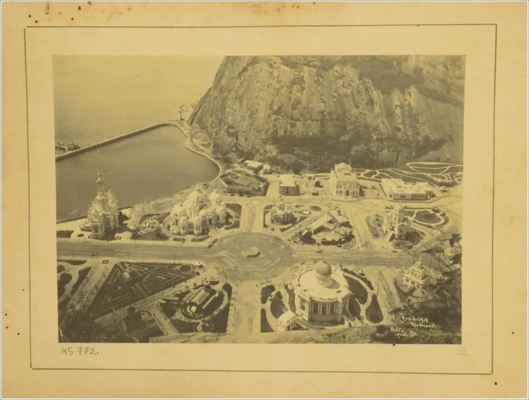 Vista geral da Exposição Nacional de 1908, Augusto Malta. Vê-se os pavilhões do Jardim Botânico; do Distrito Federal; dos Correios e Telégrafo; da Sociedade Nacional de Agricultura; de Belas Artes, Teatro João Caetano, Bombeiros; da Fábrica de Tecidos Bangu; de São Paulo e de Minas Gerais.