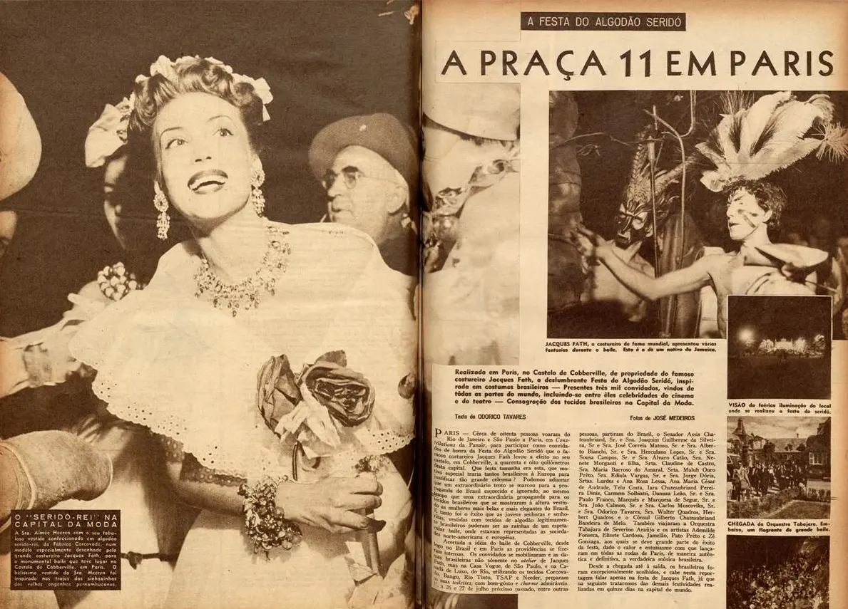 No baile à fantasia em homenagem ao algodão brasileiro, os organizadores da festa sugeriram a seus convidados – celebridades de todas as partes do mundo – que se inspirassem em costumes brasileiros. À esquerda, a “senhora Aimée Heeren com o seu fabuloso vestido confeccionado em algodão seridó-rei, da Fábrica Corcovado, num modelo especialmente desenhado pelo grande costureiro Jacques Fath. O belíssimo vestido foi inspirado nos trajes das sinhazinhas dos velhos engenhos pernambucanos”. À direita, Jacques Fath, o costureiro anfitrião, usa um adereço de plumas na cabeça. O Cruzeiro, texto de Odorico Tavares, fotos de José Medeiros, 30/08/1952
