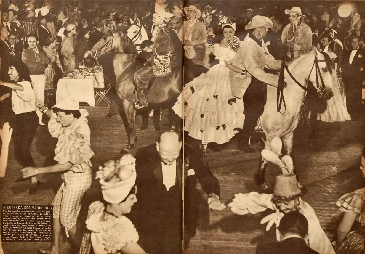 Maria Claudia Bonadio informa que “o evento contou também com uma cavalhada da qual participaram Arbusse Bastide, Danuza Leão, Elsa Schiaparelli e Assis Chateuabriand, todos vestindo roupas de vaqueiro, com exceção da costureira italiana que estava fantasiada de Periquito do Guaíba. O anfitrião recebeu a todos com uma fantasia de índio estilizada, trajando apenas tapa-sexo e cocar. Entre os convidados, personalidades internacionais, como Orson Welles, as atrizes Ginger Roger, Carole Lombard, Claudette Colbert, Paulette Goddard, o ator francês Jean Louis Barrault, o comediante americano Danny Kaye e também a primeira-dama Darcy Vargas e sua filha Alzira”. Na foto acima, além dos vaqueiros, “formando a ciranda que se estende por todo o primeiro plano, Jacques Fath, a sra. Ediala Vargas, a senhorita Iara Pereira Diniz e outros”, O Cruzeiro, reportagem e fotos de José Medeiros e Carlos, 06/09/1952