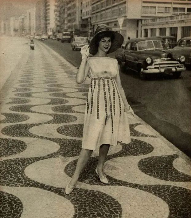 “No Rio, a moldura ideal é a avenida Atlântica, excelentemente aproveitada por Elza Haouche para enquadrar a beleza de um manequim e de um de seus belos modelos”, revista Manchete, 18/10/1958, texto de Roberto Vasconcellos, fotos de Dílson Martins e Geraldo Mori; na década de 1950, chapéus e luvas ainda eram acessórios imprescindíveis à mulher elegante