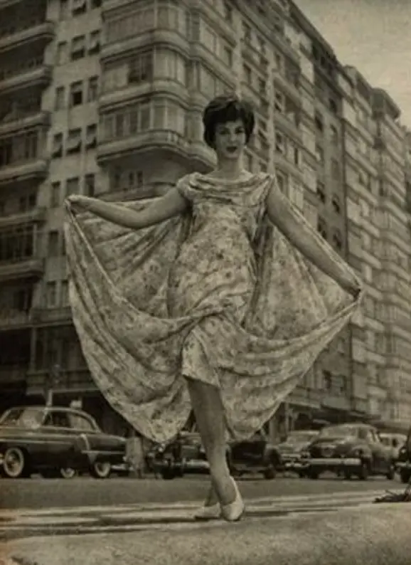 “Ainda em Copacabana, Elza Haouche faz exibir uma das criações do seu lançamento para o verão 1958”, revista Manchete, 18/10/1958, texto de Roberto Vasconcellos, fotos de Dílson Martins e Geraldo Mori