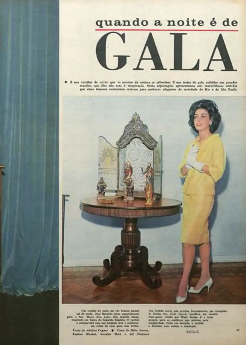 “Um vestido de soirée não precisa, forçosamente, ser comprido. A bonita Sra. Helô Amado escolheu um modelo duas-peças, criado por Hugo Rocha. É o traje próprio para as mulheres que primam pela simplicidade. Feito em brocado, o vestido é bordado com contas e miçangas”, texto de Adelina Capper, fotos de Hélio Santos, Eveline Muskat, Geraldo Móri e Gil Pinheiro, revista Manchete, 21/09/1963