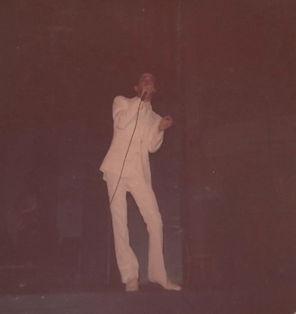 Ney Matogrosso usa o terno de panamá branco no show Seu Tipo, figurinos de Hugo Rocha, Teatro Carlos Gomes, 1980; “Seu Tipo, 1980”, Ney Matogrosso