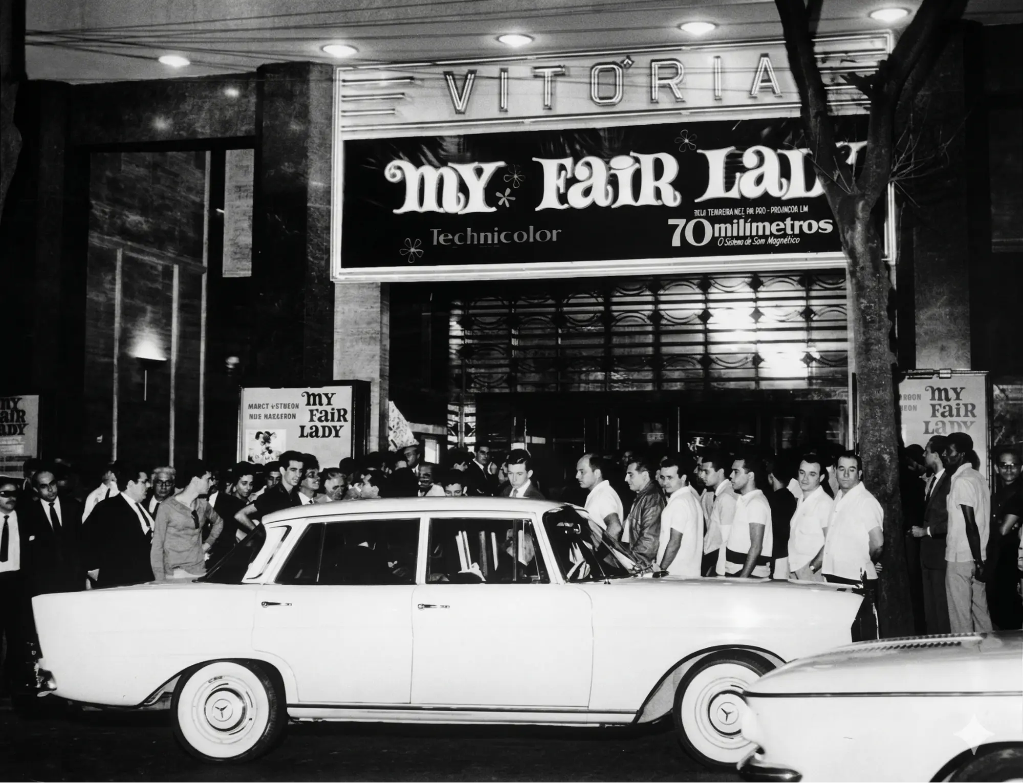 Foto da entrada do Cine Vitória. Em cartaz My Fair Lady