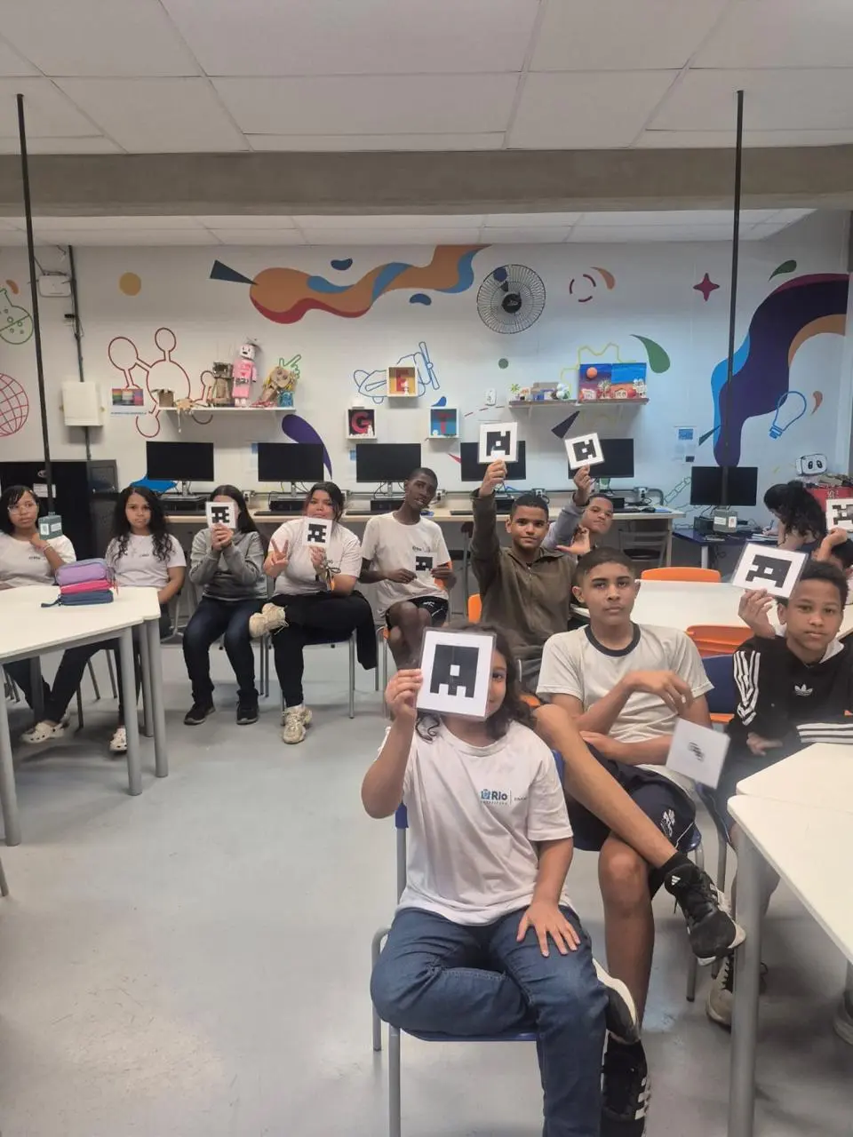 Sala de aula com alunos na oficina Rio dos Estudantes