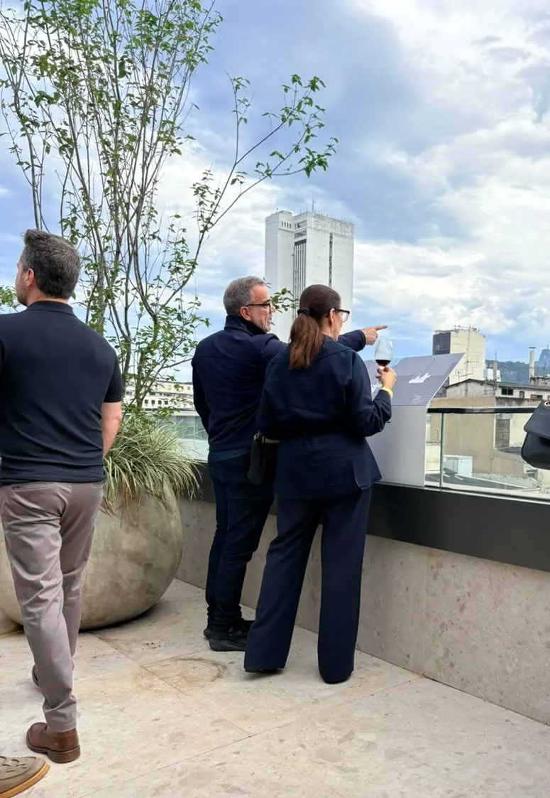 Instalação da exposição no terraço