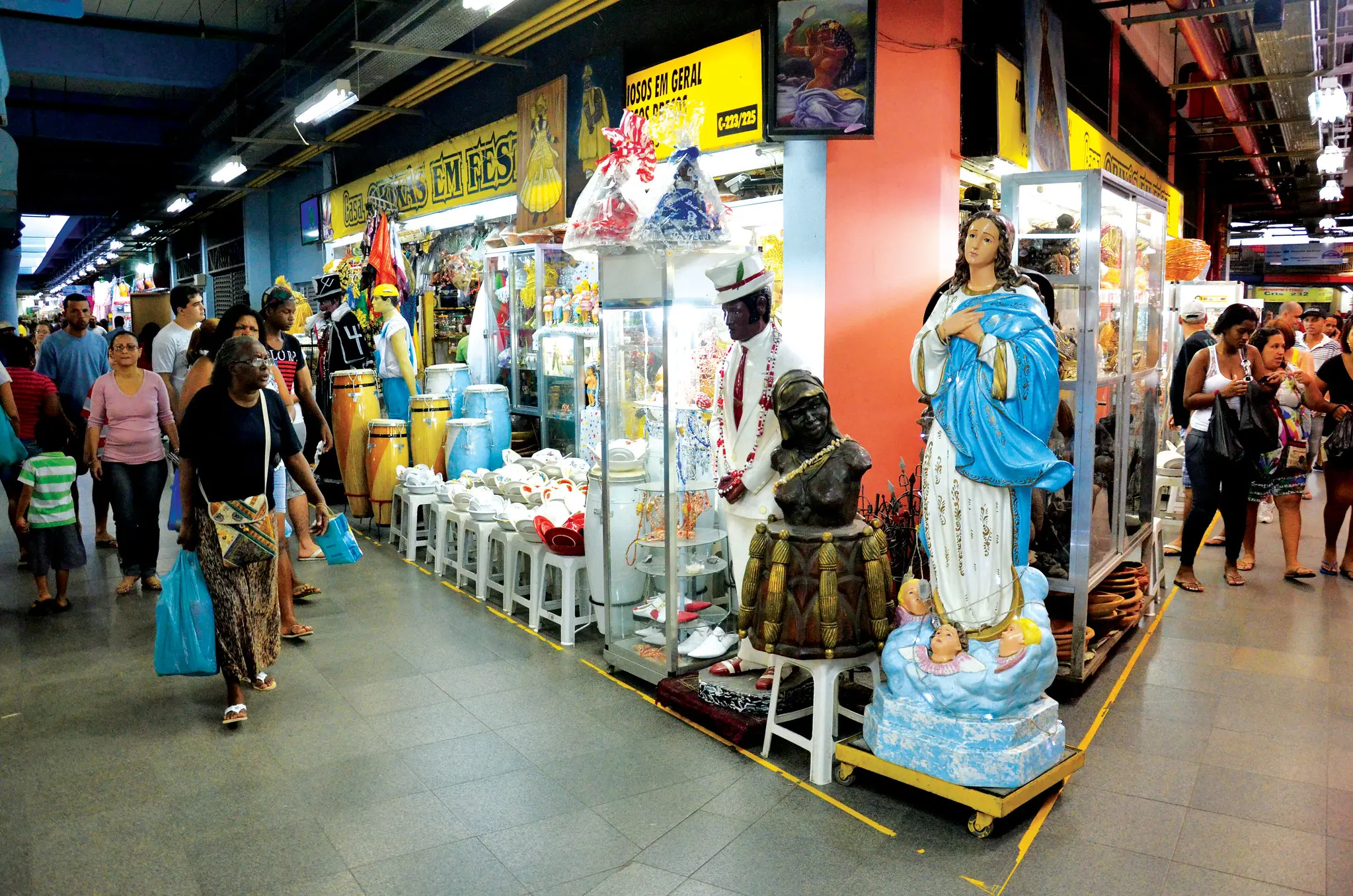 Interior do Mercado de Madureira, no Rio de Janeiro, com corredores e lojas que vendem artigos religiosos