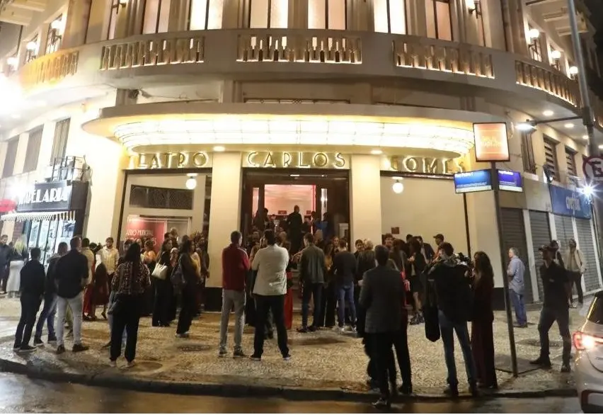 Fachada atual em noite de espetáculo
