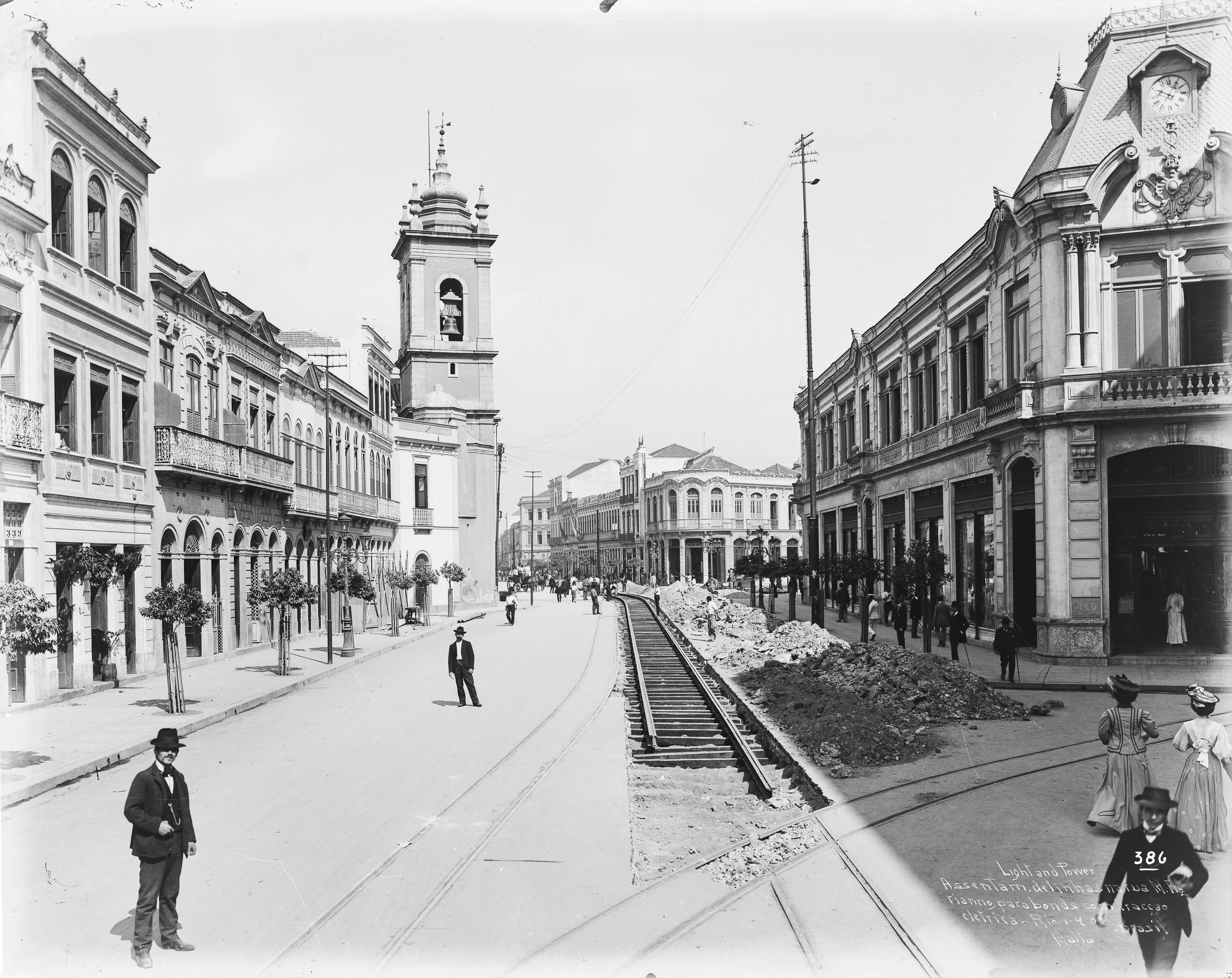 Assentamento de linhas na rua Marechal Floriano para bondes com tração elétrica