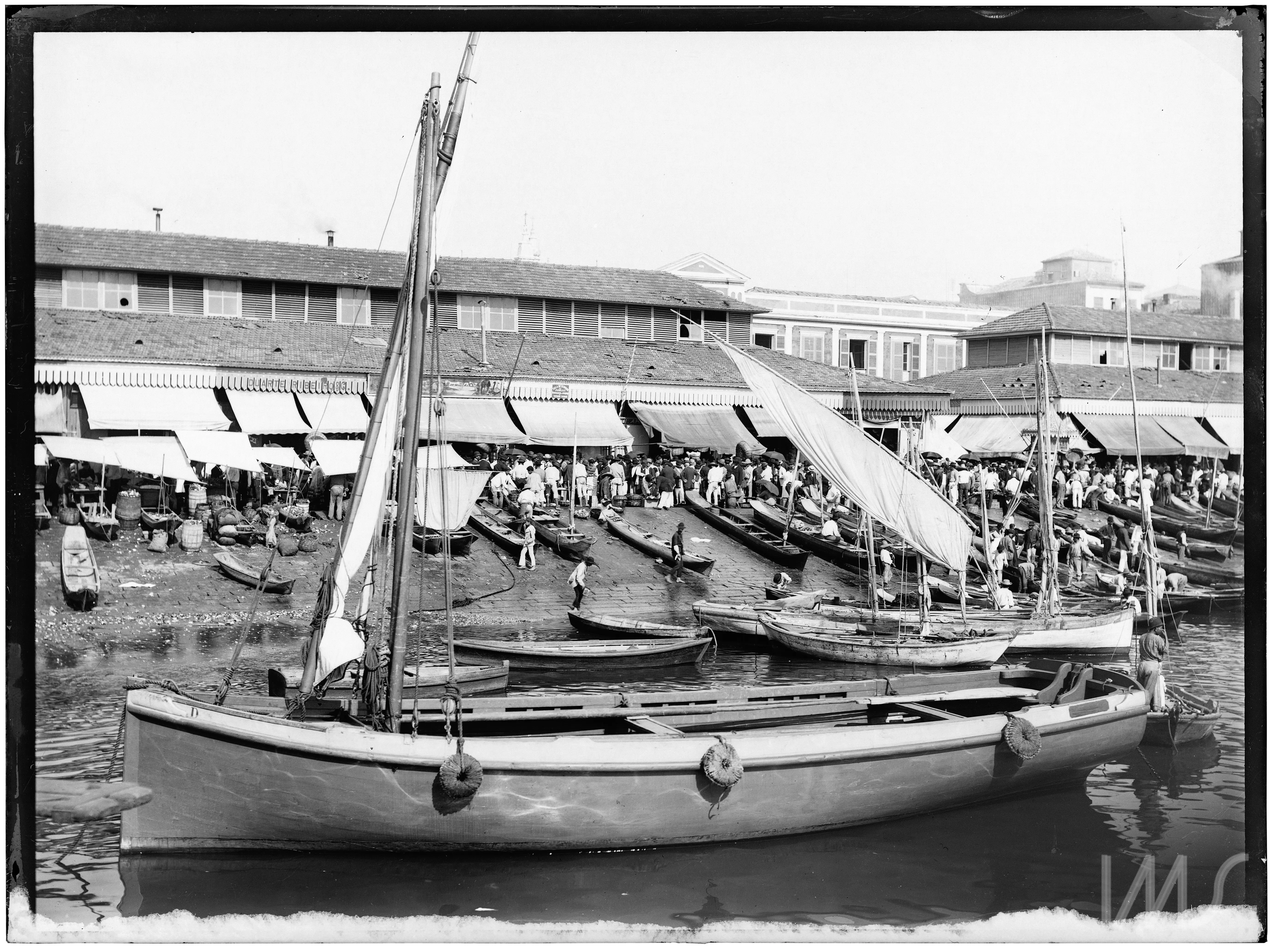 Foto do Mercado da Praia do Peixe, tomada a partir da Baia de Guanabara