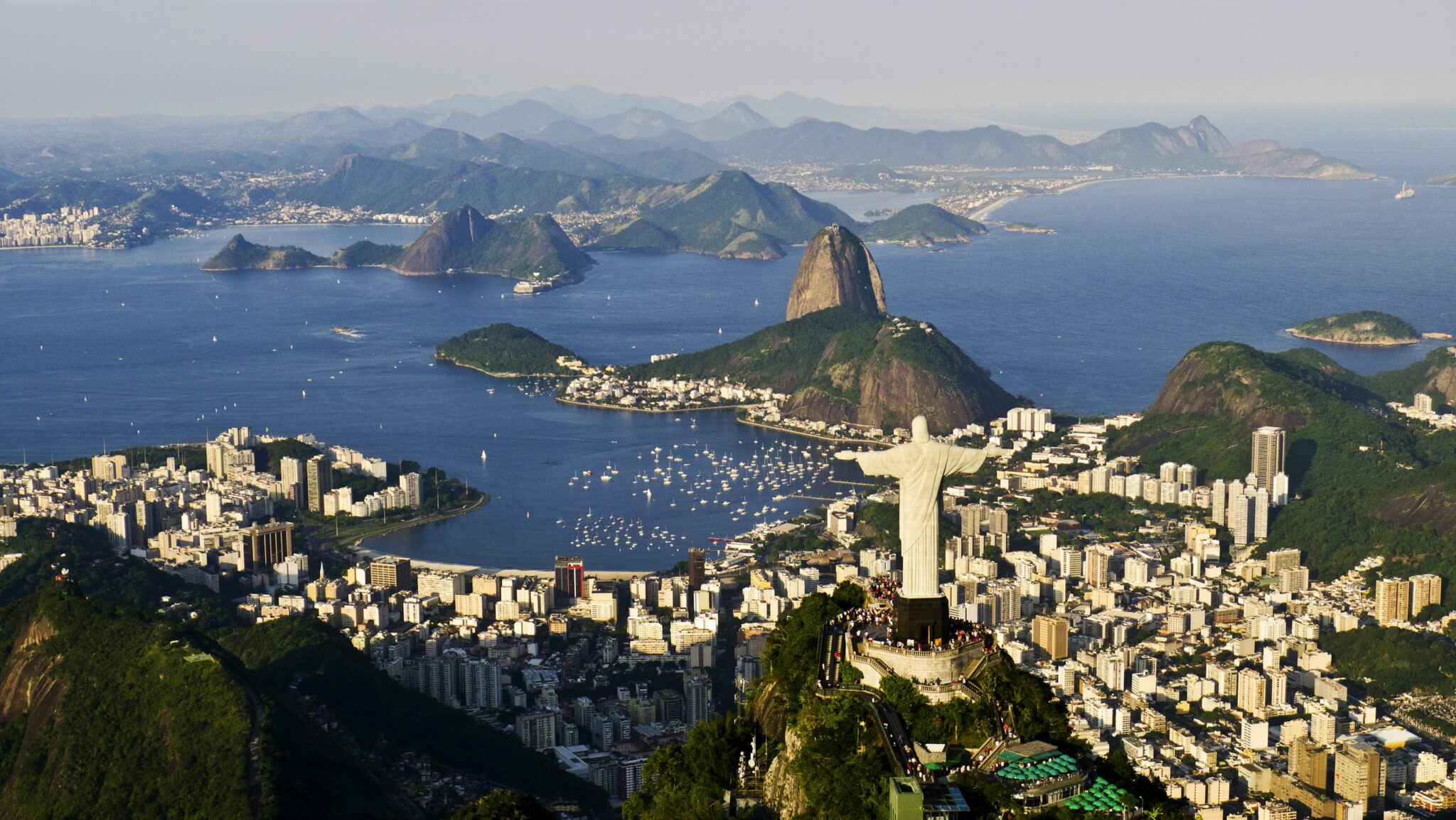 uma vista aérea de uma cidade e um corpo de água