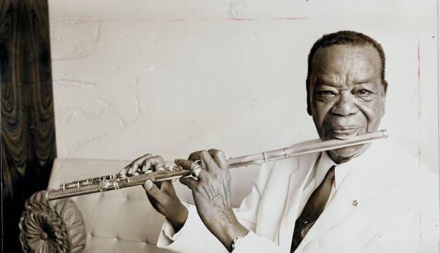 Flauta transversa. Pixinguinha consolidou o choro como gênero musical brasileiro Flauta transversa. Pixinguinha consolidou o choro como gênero musical brasileiro